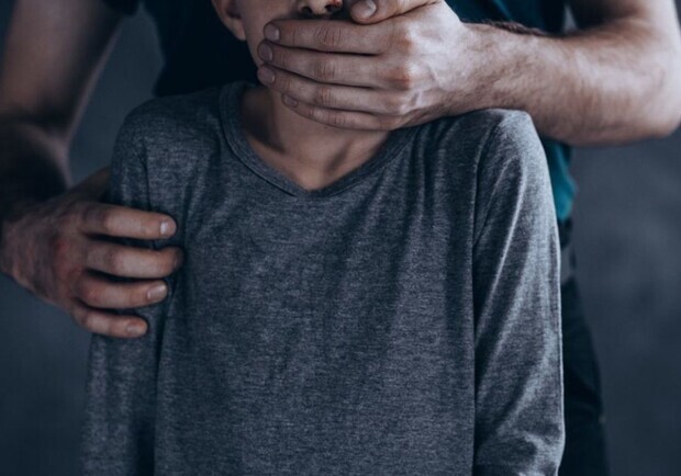 Оставили под стражей: в Запорожье тренер развращал 11-летнего мальчика. Фото: depositphotos
