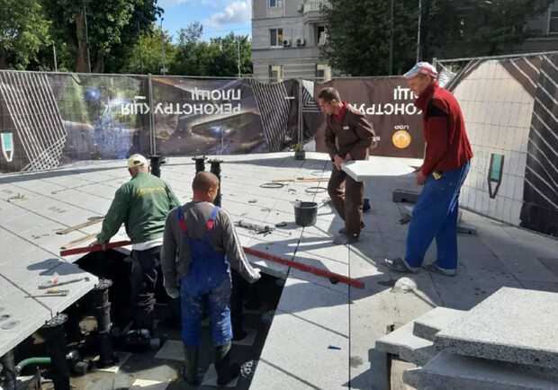 Из фонтана на Арсенальной наконец достали грузовик и приступили к ремонту. Фото: Сегодня