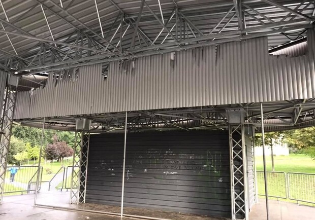 В парке "Орлятко" подростки поломали и разрисовали сцену. Фото: "Киев без цензуры"