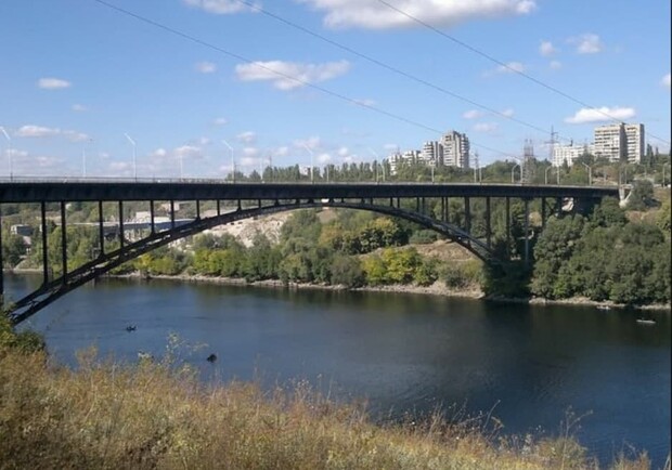 В Запорожье запретят движение грузовиков по Арочному мосту. Фото: Википедия