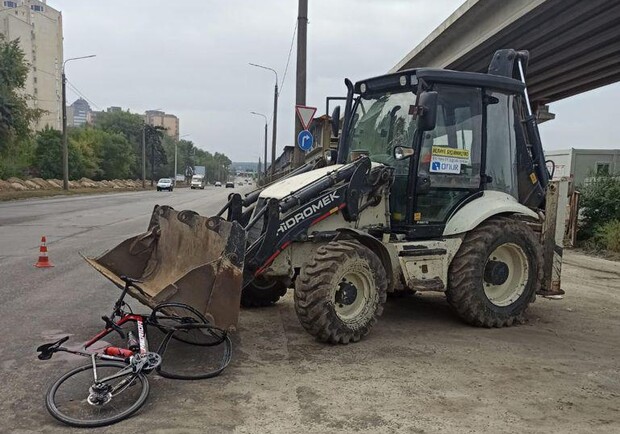 В Запорожье велосипедист врезался в трактор с ковшом - фото: ГУНП Запорожской области
