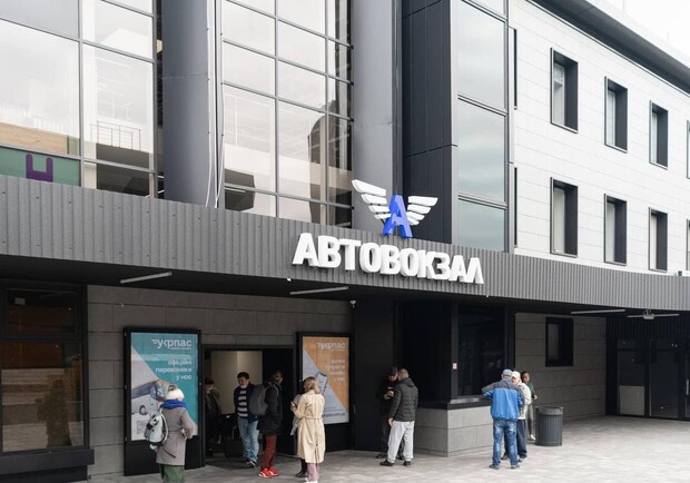 В Киеве на автовокзале пассажиров пускают к платформам по QR-кодам. Фото: "Укрпас"