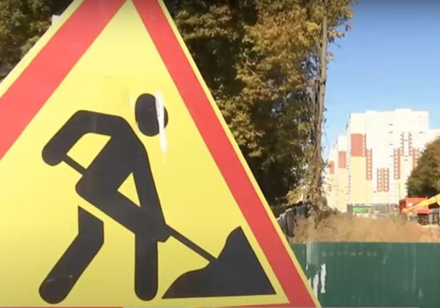 В ходе строительства метро на Виноградарь рабочие задели канализацию. Фото: 1+1.
