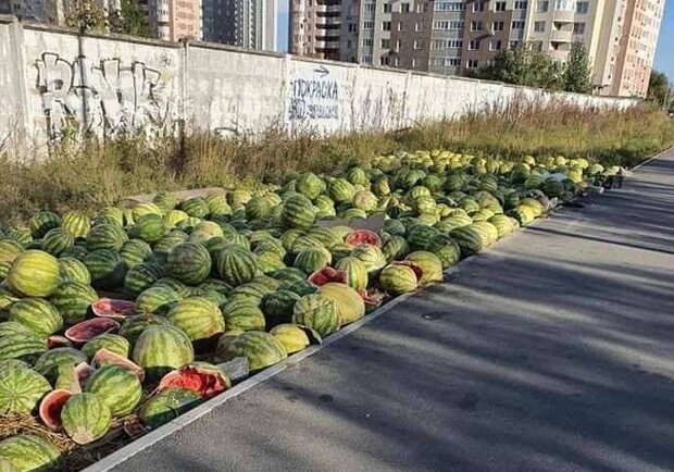 В Киеве на Осокорках торговца заставили убрать выброшенные им арбузы. Фото: Дарницкая РГА