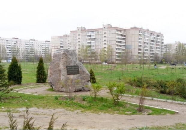 Давно пора: на Бородинском хотят благоустроить сквер. Фото: zv.zp.ua