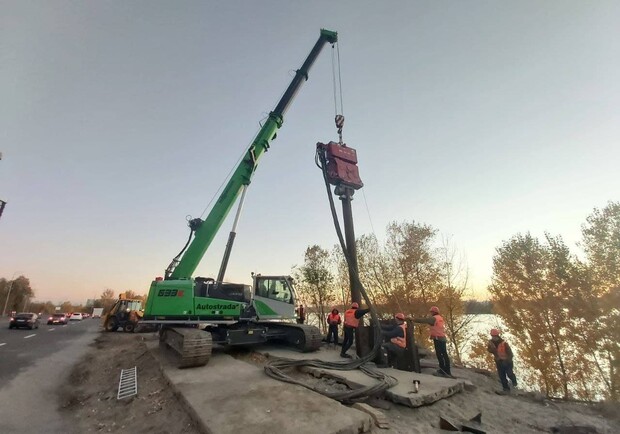 В Киеве на Дарницком мосту начали достраивать съезды. Фото: Сегодня