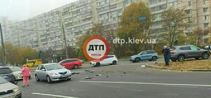 Вылетел на трамвайные пути: на Позняках произошло ДТП