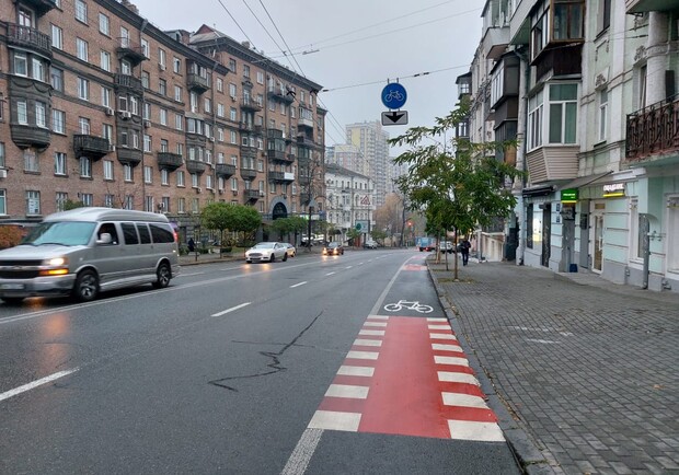 В центре Киева появились новые велосипедные полосы и коробчатая разметка. Фото: КГГА
