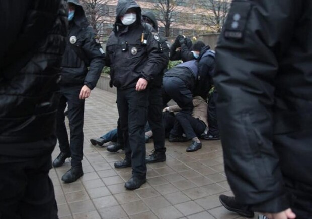 Избили на антиковидном митинге: одного из полицейских отстранили от работы. Фото: youtube.com/ChannelTB5