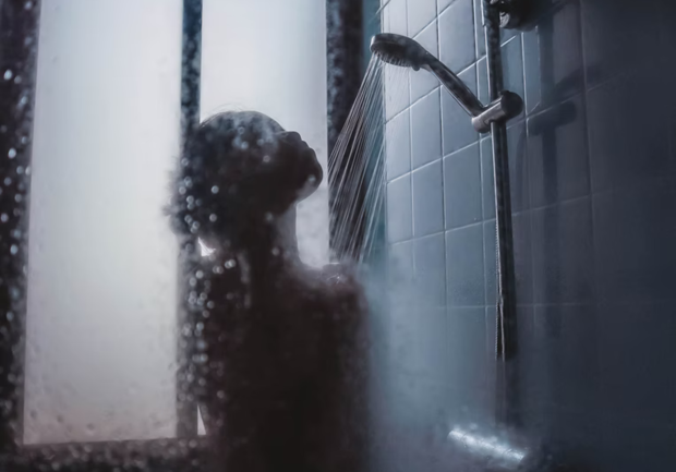 Общественный душ в общежитии - скрытая камера