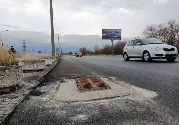 И так сойдет: на Набережной установили опасные для авто ливневки. Фото: akzent.zp.ua