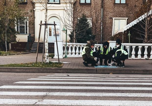В центре Запорожья появились необычные граффити (фото). || Фото: facebook.com/zaporizhiapolice 