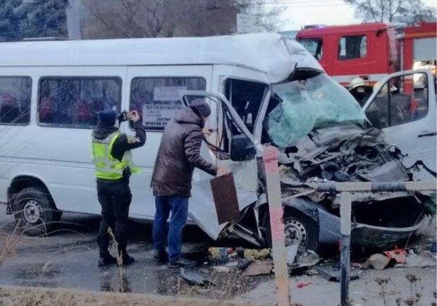 В Запорожье маршрутка врезалась в грузовик (фото). || Фото: t.me/autochannelzp