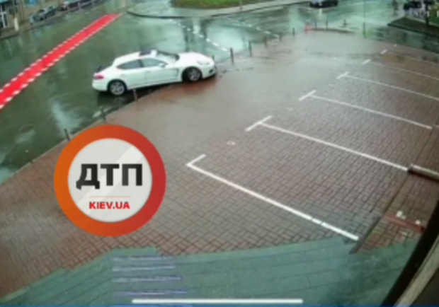 Porsche в центре Киева заехал на тротуар. || Фото: t.me/dtpkievua