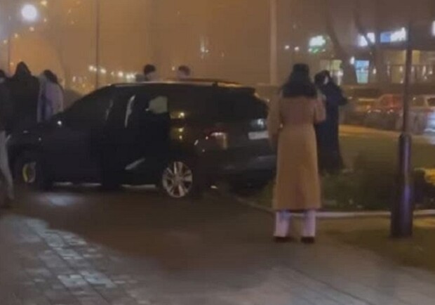 В центре Запорожья пьяный водитель протаранил три авто и вылетел на тротуар || Фото: instagram.com/zp_news