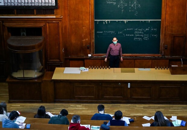Отказавшихся вакцинироваться преподавателей запорожских вузов отстранили от работы. || Фото: Антон Новодережкин / ТАСС