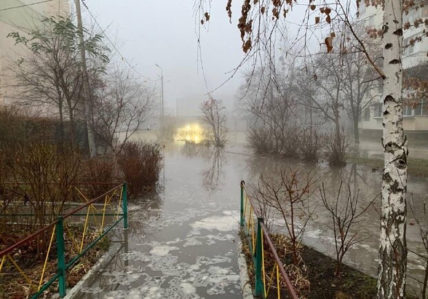 На Харьковском подтопило машины из-за прорыва трубы. Фото: "Сегодня"