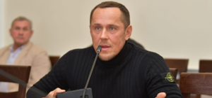 Депутат Киеврады отказался надевать маску и показывать сертификат в аэропорту