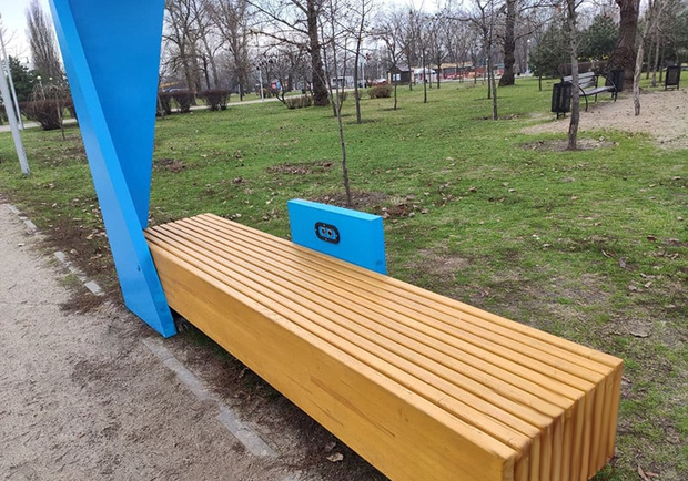 В Запорожье установили лавочки с солнечными батареями и зарядными для телефонов. || Фото: zabor.zp.ua
