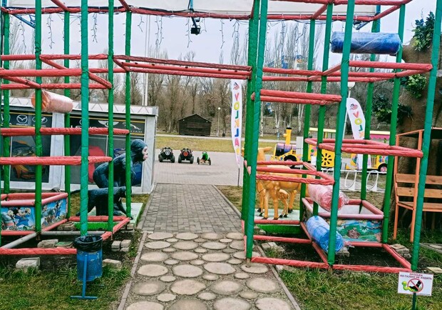 На Радуге украли детский электромобиль, повредили провода и опоры - фото предоставили в компании VOLKLAND
