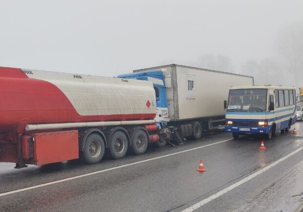Біля Львова зіткнулися дві вантажівки, рух транспорту дуже ускладнений || Фото: t.me/lvivpatrolpolice