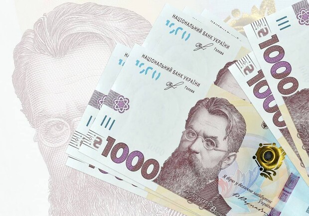 В Украине начали выплачивать президентскую тысячу за вакцинацию. || Фото:12kanal.com