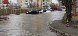 На Оболони из-за прорыва трубы затопило двор с машинами