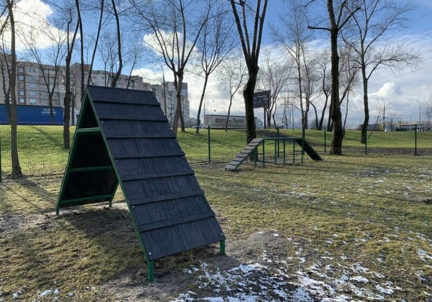 В парке на Троещине открыли новую площадку для выгула собак || Фото: kyivzelenbud.com