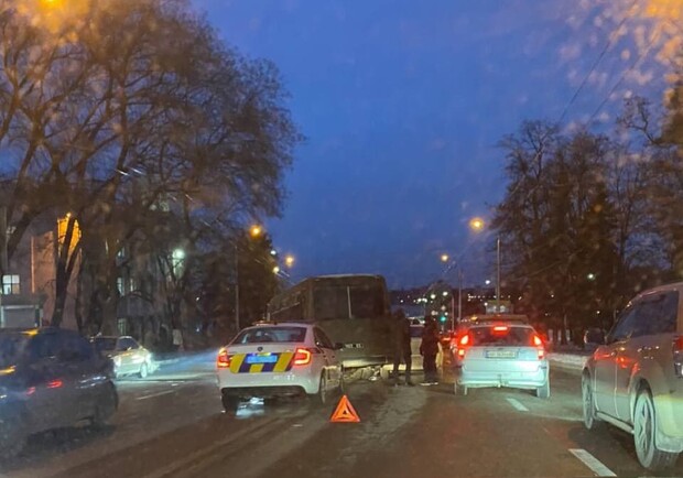 В Запорожье перед плотиной ДнепроГЭС произошло ДТП: собирается огромная пробка - || фото: Катерина Першина