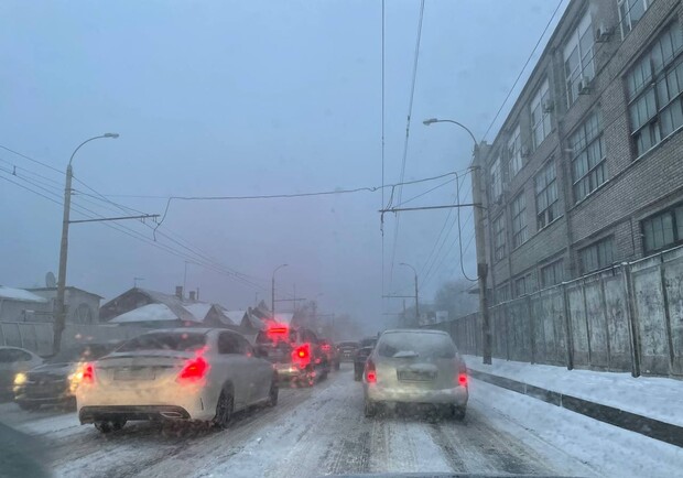 Последствия непогоды: Запорожье стоит в пробках - || фото: vgorode.ua