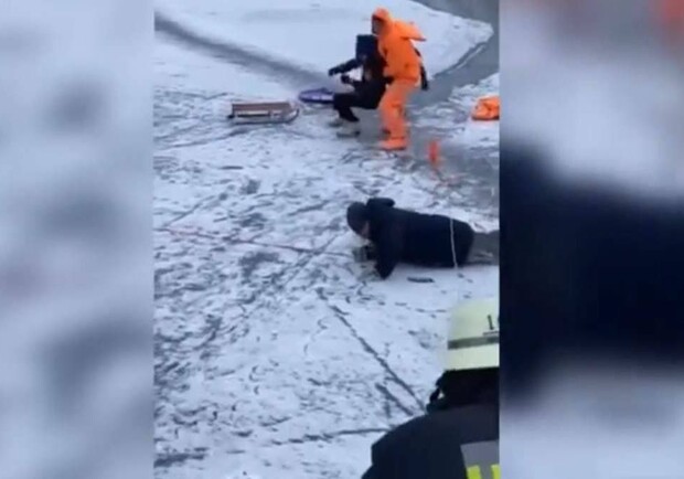 На озере Тельбин женщина во время катания на коньках провалилась под лед || Фото: ГСЧС
