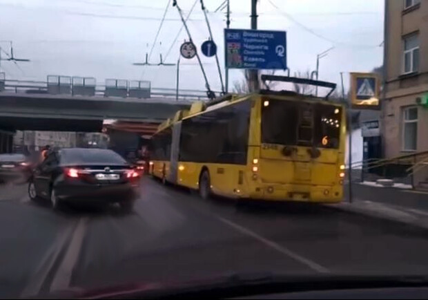 В Киеве под мостом на Куреневке застрял грузовик с МАФом. || Фото: Киев Оперативный