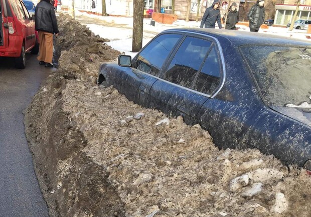 В Запорожье коммунальщики закопали машину в грязный снег || - фото: forpost.media