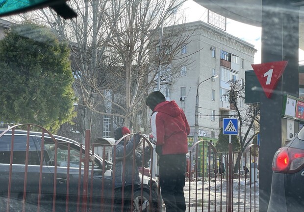 Возле Макдональдса на Металлургов продолжают попрошайничать дети - фото: VGorode