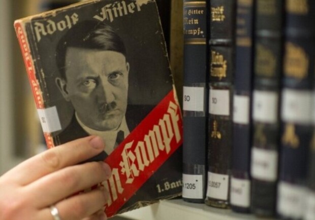 В "Эпицентре" продают подарочный набор книг Гитлера Mein Kampf. || Фото: GettyImages.com