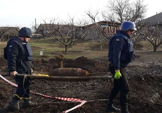 В Запорожской области в саду обнаружили 100-килограммовую авиабомбу. || Фото: dsns.gov.ua