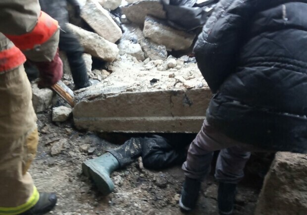 В Запорожье около завода мужчина упал с высоты и на него упала бетонная плита. || Фото: dp.dsns.gov.ua