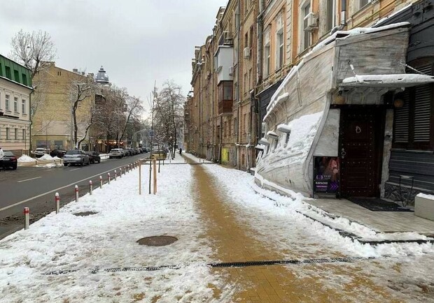 На Подоле в Киеве снесли незаконную террасу, занимавшую часть тротуара. || Фото: Игорь Фещенко
