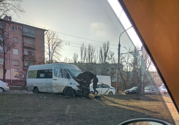 В Запорожье на Космосе маршрутка с пассажирами попала в ДТП. || Фото: t.me/autochannelzp