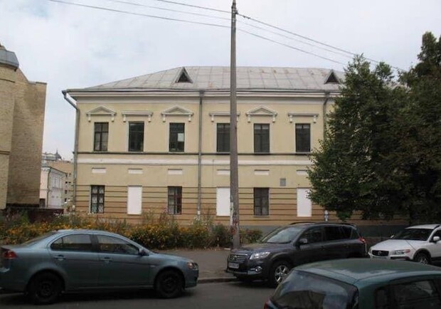 На Подоле по стенам исторического здания пошли трещины из-за реставрации. || Фото: facebook.com/korob.anton/