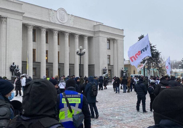 Появилось видео, как "погибший" на митинге ФОПов мужчина ушел из-под Рады. || Фото: vesti.ua