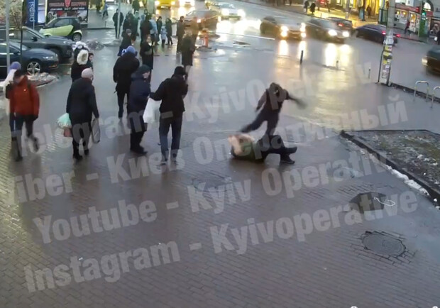 В Киеве курьер Bolt избил мужчину за замечание из-за езды по тротуару. || Фото: "Киев Оперативный".