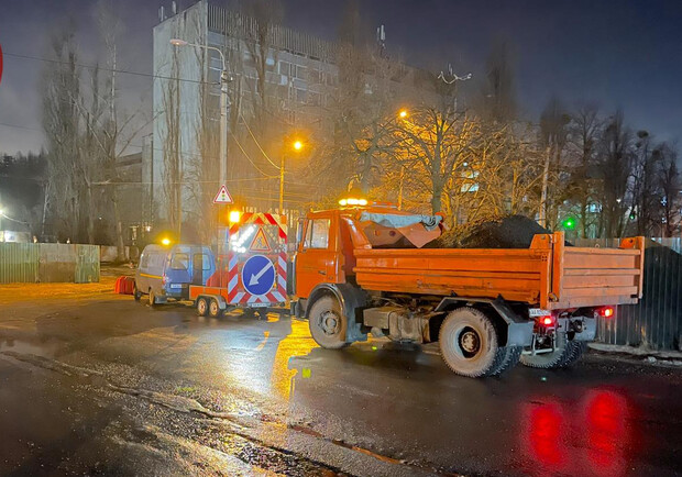 У Києві на Сирці у автобусі луснуло скло через ями на дорозі . || Фото: facebook.com/operativeukr