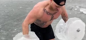 Запорожский физрук создал ледяной тренажерный зал (видео)