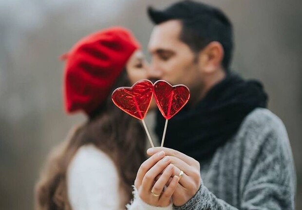 Узнайте, сколько семей было создано в Запорожье 14 февраля 2022 года. || Фото: freepik.com