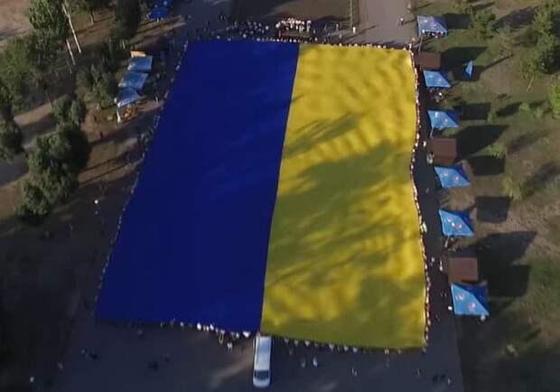 У Запоріжжі на "Райдузі" розгорнули 50-метровий прапор України. || Фото: youtube.com/MsPatrikV