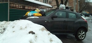 Запорожцев начали штрафовать за парковку около мусорных площадок