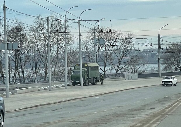 Чому на греблі ДніпроГЕС стоїть військова техніка. || Фото: zp.vgorode.ua