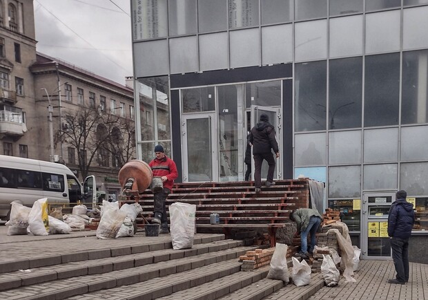 В Запорожье на Базарной строят пристройку к пристройке. || Фото: facebook.com/roman.akbash