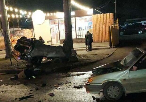 В Запорожье серьезное ДТП на Победе: авто перевернулось и снесло щит - || фото zp.dsns.gov.ua